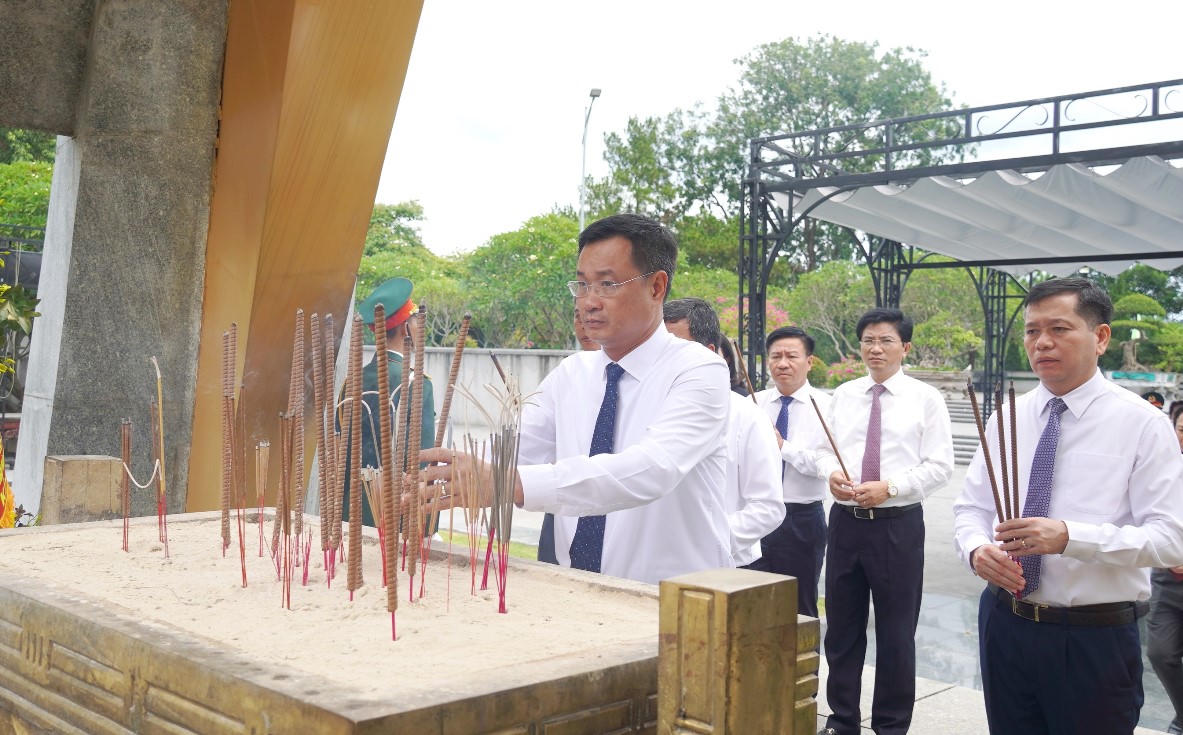 Lãnh đạo tỉnh dâng hương tại Nghĩa trang liệt sĩ quốc gia Đường 9.