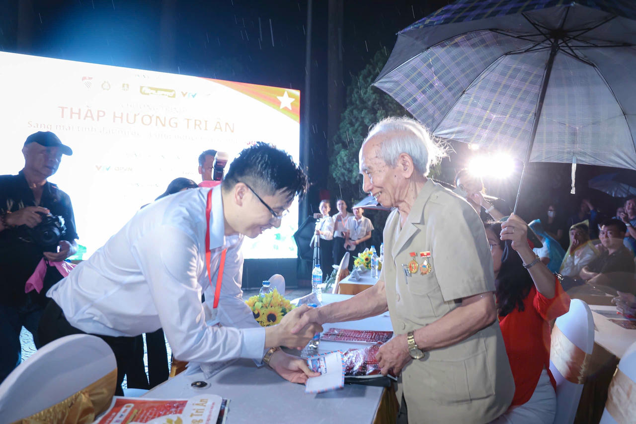 Ban Tổ chức đã trao quà tri ân tới cụ Lê Bá Cải – người từng phục vụ Bác Hồ tại An toàn khu Sơn Dương.