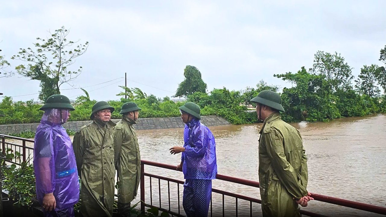 Đoàn công tác kiểm tra tại cống Hạ Trại, xã Hải Xuân, tỉnh Ninh Bình