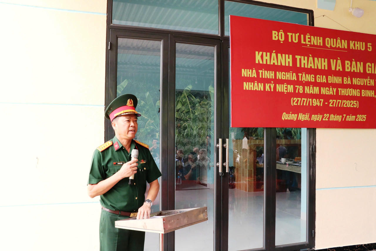 Đại tá Hồ Anh Tuấn, Phó Chủ nhiệm Chính trị Quân khu 5 phát biểu tại buổi bàn giao.
