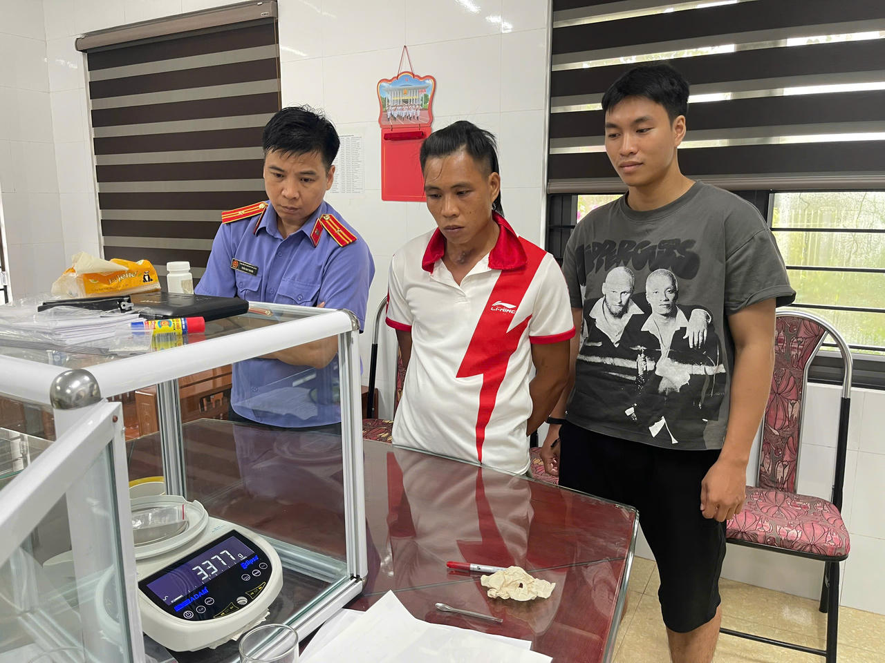 Bắt quả tang đối tượng mua bán trái phép chất ma tuý tại xã Bát Xát