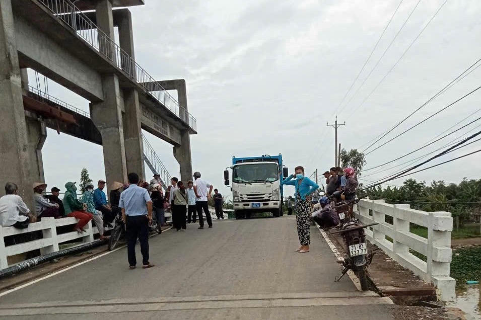 Người dân Vĩnh Long tiếp tục chặn xe chở rác vì mùi hôi, chính quyền cam kết xử lý trong 5 ngày