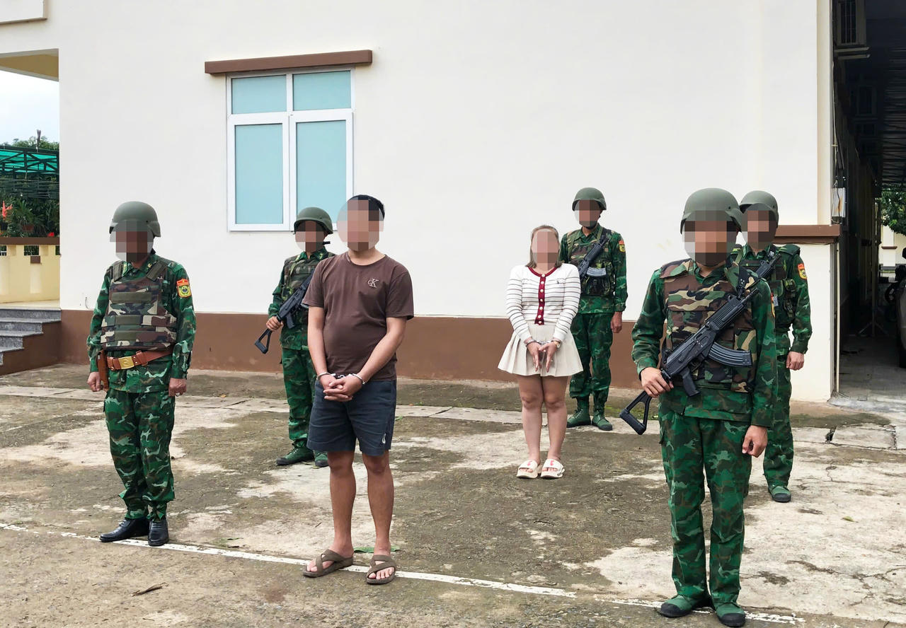 Lực lượng chức năng dẫn giải đối tượng về Đồn Biên phòng Cửa khẩu Quốc tế Lao Bảo để xử lý theo quy định của pháp luật.