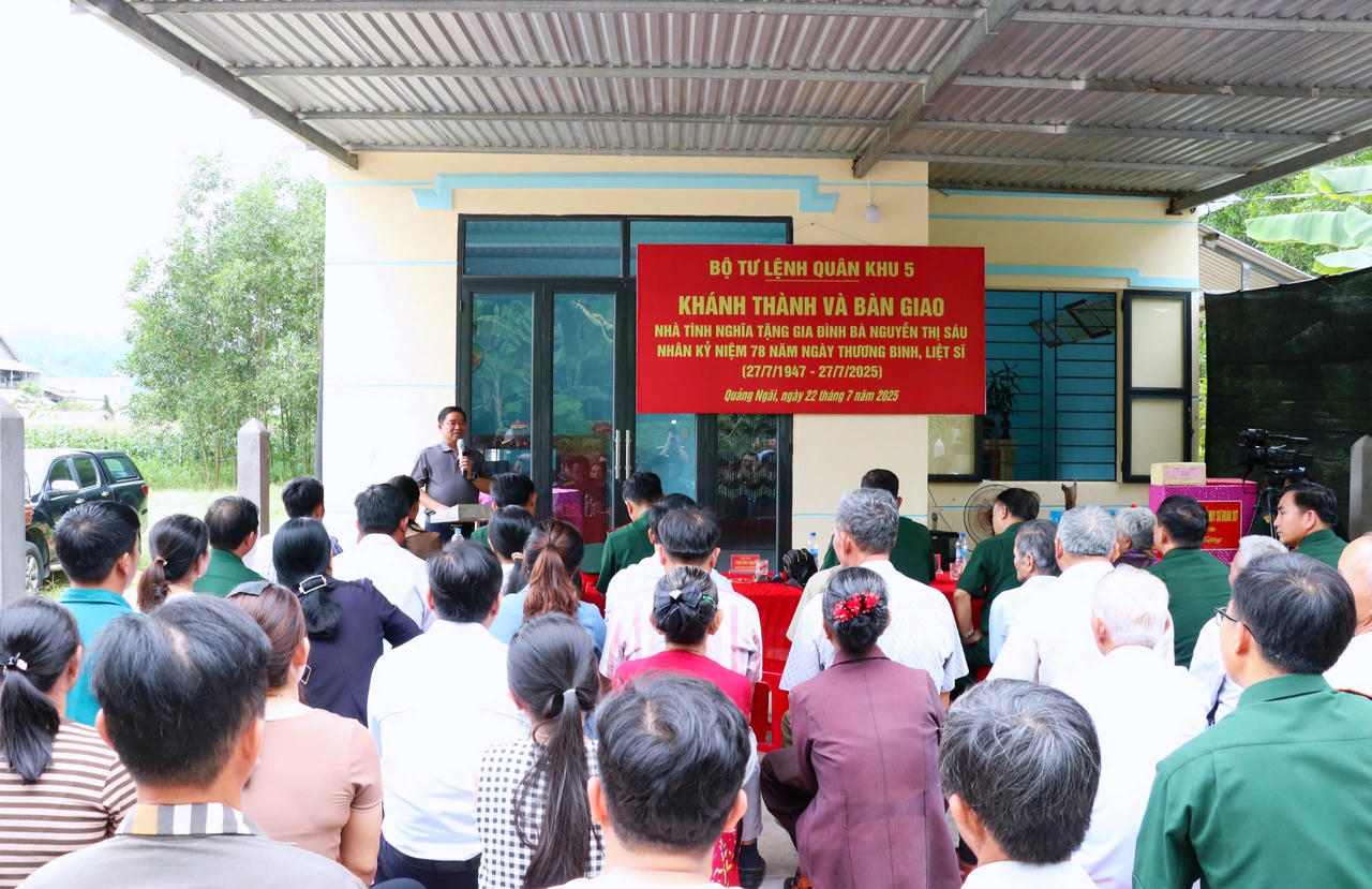 Đông đảo người dân, chính quyền địa phương và lãnh đạo Quân khu 5 tham dự lễ bàn giao. 