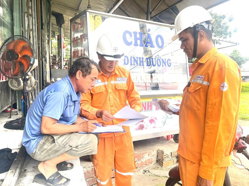 Các đơn vị chú trọng tuyên truyền an toàn điện, phòng chống cháy nổ tại các khu vực chợ, trung tâm thương mại. 