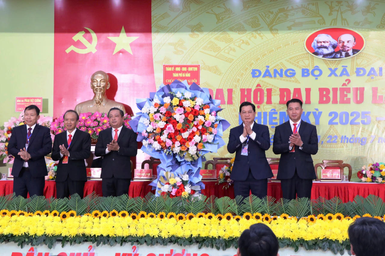 Ông Trần Phước Sơn - Phó Chủ tịch Thường trực HĐND TP Đà Nẵng tặng hoa chúc mừng Đại hội Đại biểu Đảng bộ xã Đại Lộc. 