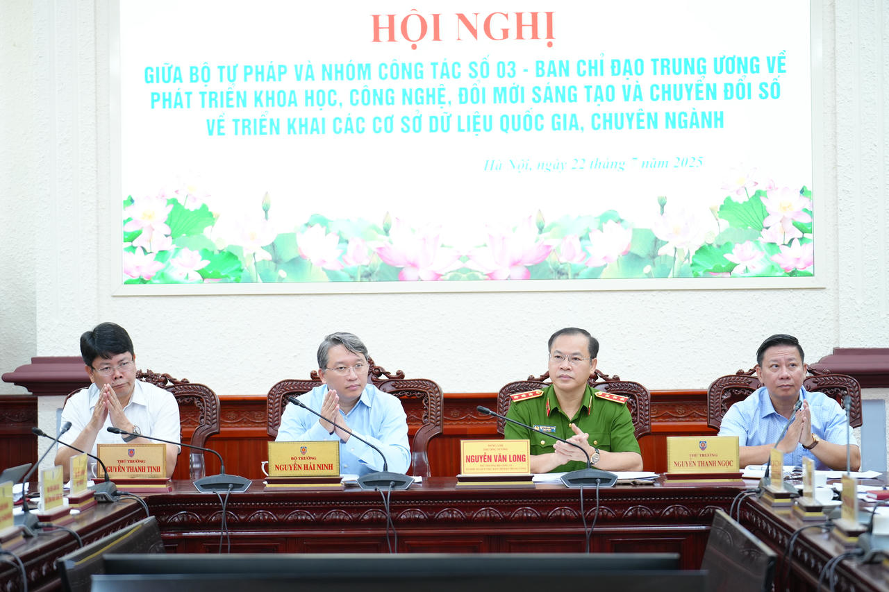 Bộ trưởng Bộ Tư pháp Nguyễn Hải Ninh, Thứ trưởng Bộ Công an Nguyễn Văn Long và các Thứ trưởng Bộ Tư pháp: Nguyễn Thanh Tịnh, Nguyễn Thanh Ngọc chủ trì Hội nghị.