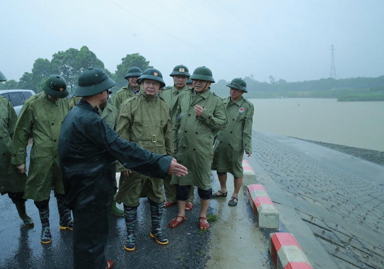 Phó Thủ tướng Trần Hồng Hà kiểm tra công tác phòng, chống bão tại công trình kè chống sạt lở hai bên cầu Vạn Hà - Ảnh: VGP/Minh Khôi