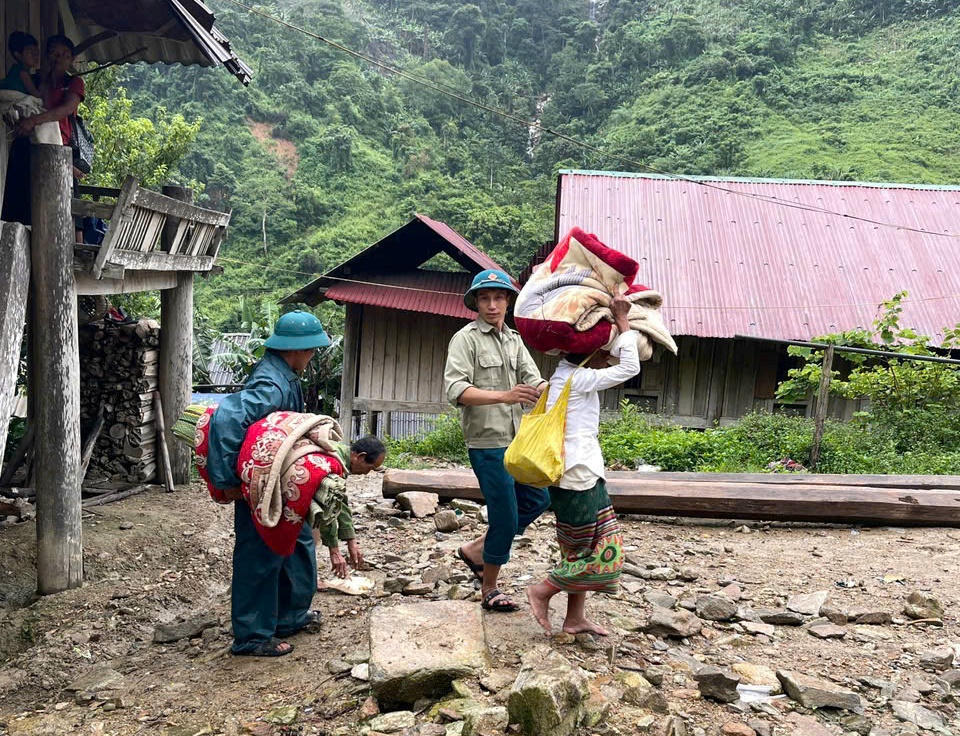 19 hộ dân sơ tán ở Nghệ An bị chia cắt với trung tâm xã do mưa lớn