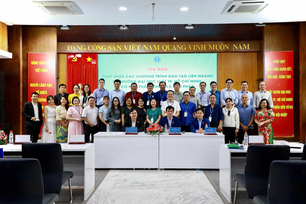 Các đại biểu tham gia chụp hình lưu niệm 