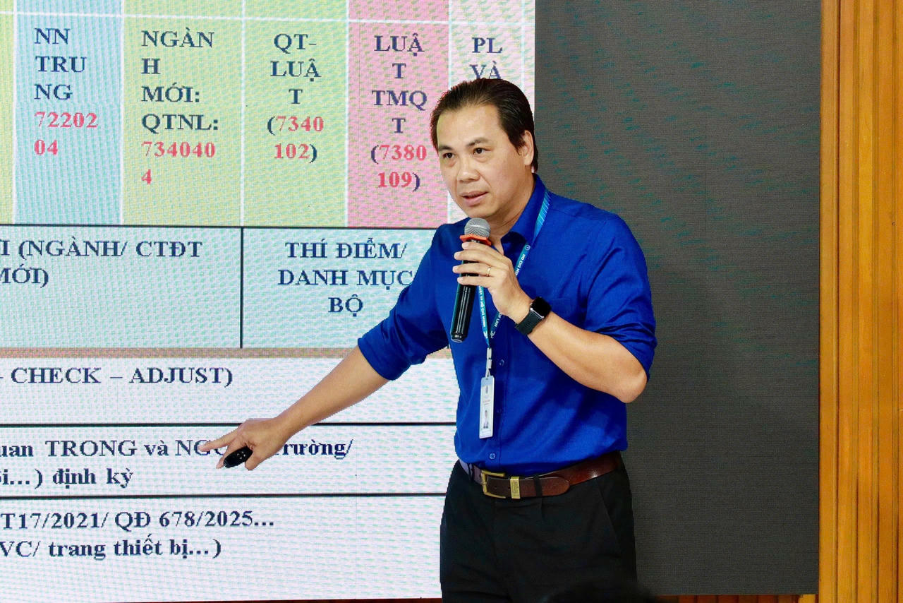 ThS Vũ Duy Cương - Trưởng phòng khảo thí và đảm bảo chất lượng trường ĐH Luật TP HCM  trình bày tại tọa đàm 