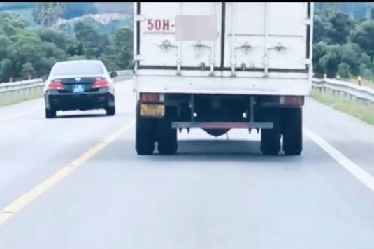 Xử phạt tài xế xe biển xanh vượt ẩu trên cao tốc Xử phạt tài xế xe biển xanh vượt ẩu trên cao tốc