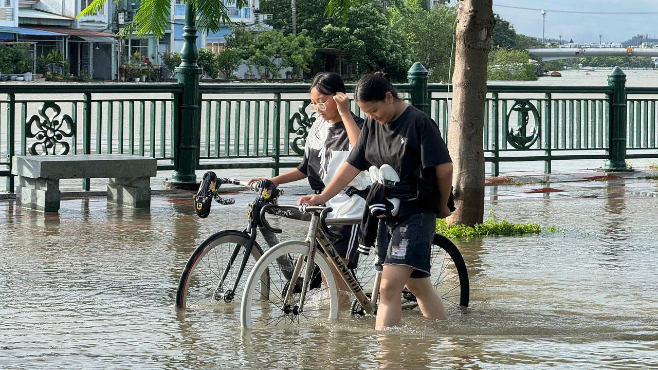 Ngập sâu nhiều tuyến phố Hải Phòng do mưa bão kết hợp triều cường