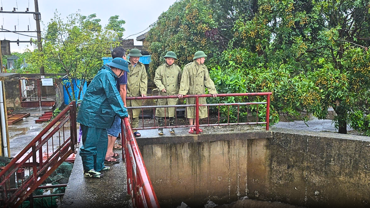 Đoàn công tác kiểm tra tại trạm bơm Minh Châu, xã Nghĩa Hưng, tỉnh Ninh Bình
