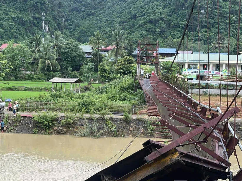 Hiện trạng cầu treo sau khi bị đổ sập (Ảnh: Báo Nhân dân)