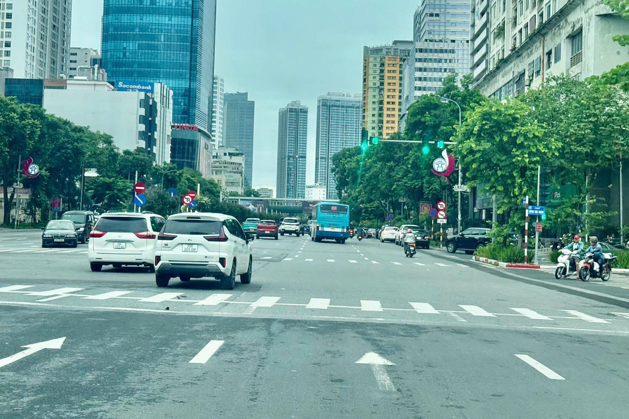 Đường Hà Nội vắng xe, quán hàng 'cửa đóng then cài' do bão số 3