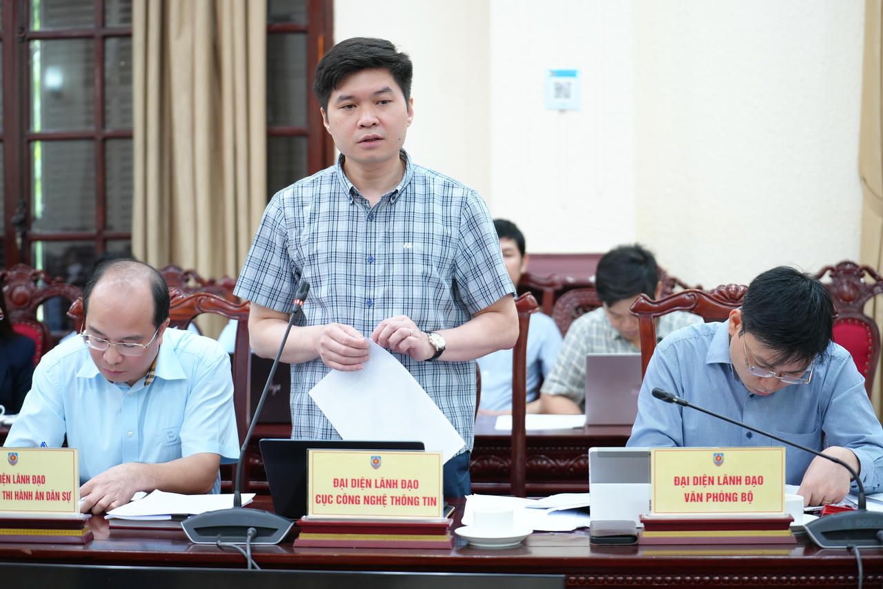 Cục trưởng Phạm Quang Hiếu báo cáo tại Hội nghị.