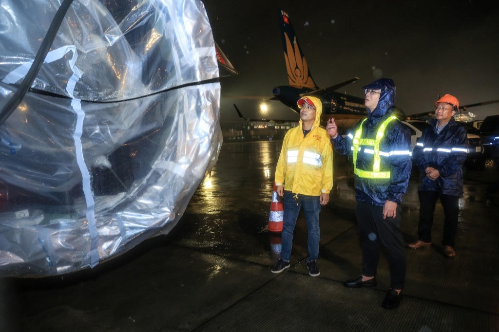 Hàng trăm chuyến bay phải đổi đường tránh bão số 3