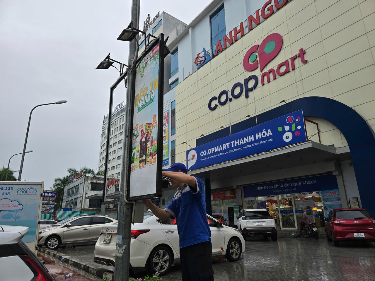 Nhân viên Co.opmart gia cố các điểm ngoài siêu thị, đảm bảo an toàn cho khách hàng và hàng hóa