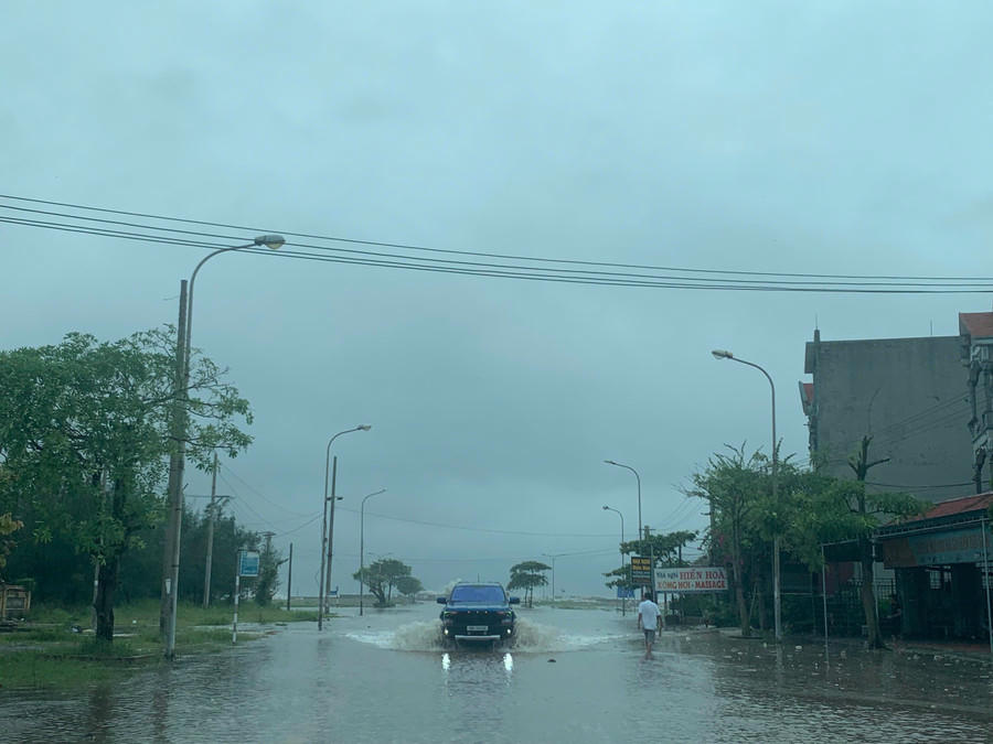 Đoạn đường dẫn ra biển và phía trong đê biển Quất Lâm bị ngập cục bộ (Ảnh: Vân Anh)