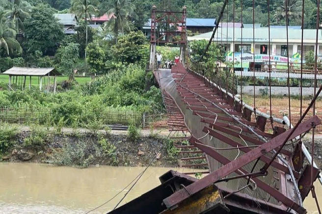 Lật cầu treo Pa Thơm, xe bán tải rơi xuống sông