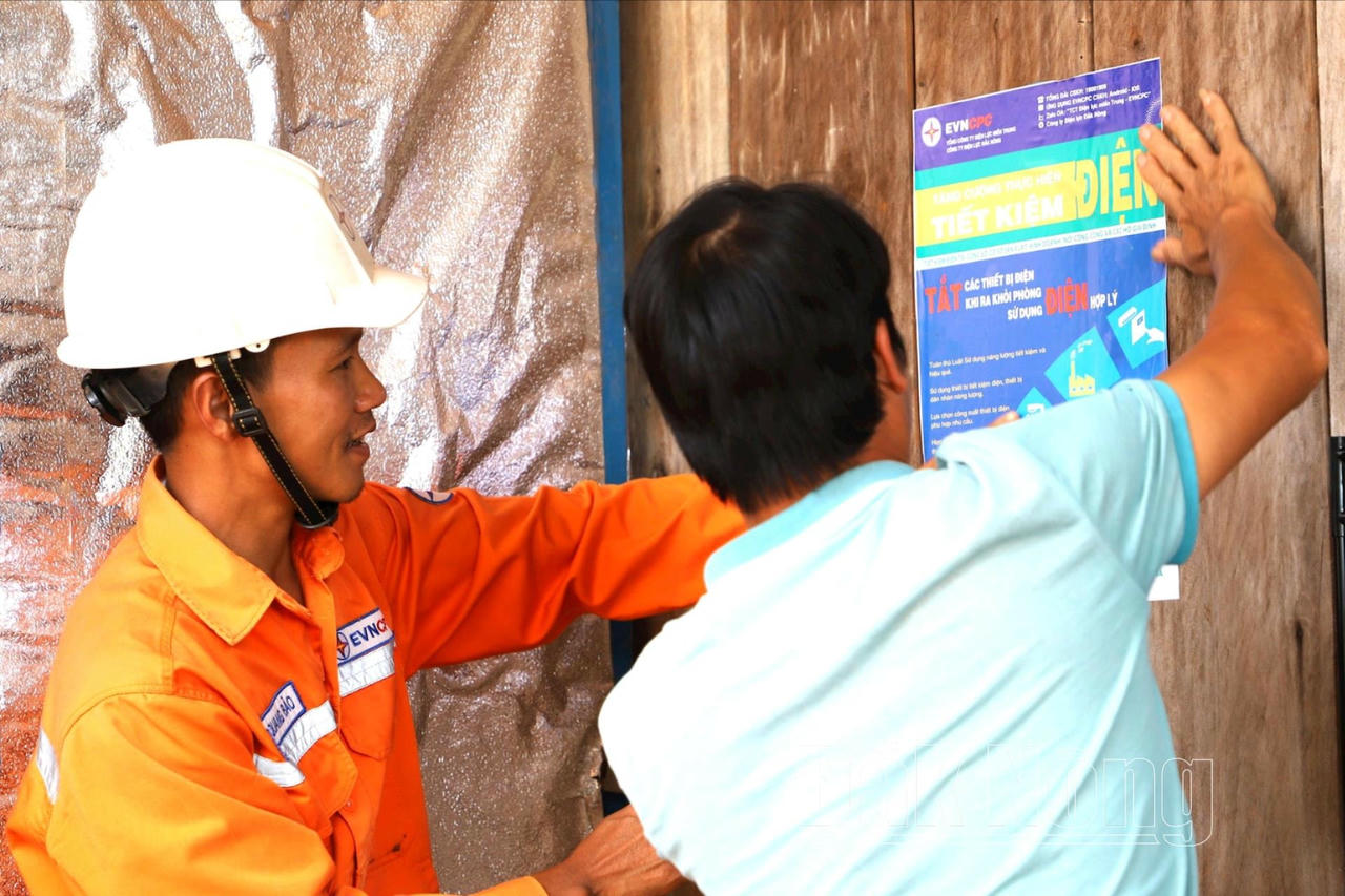 Ngành điện miền Trung đẩy mạnh hoạt động tuyên truyền hướng dẫn người dân sử dụng điện tiết kiệm, hiệu quả. 