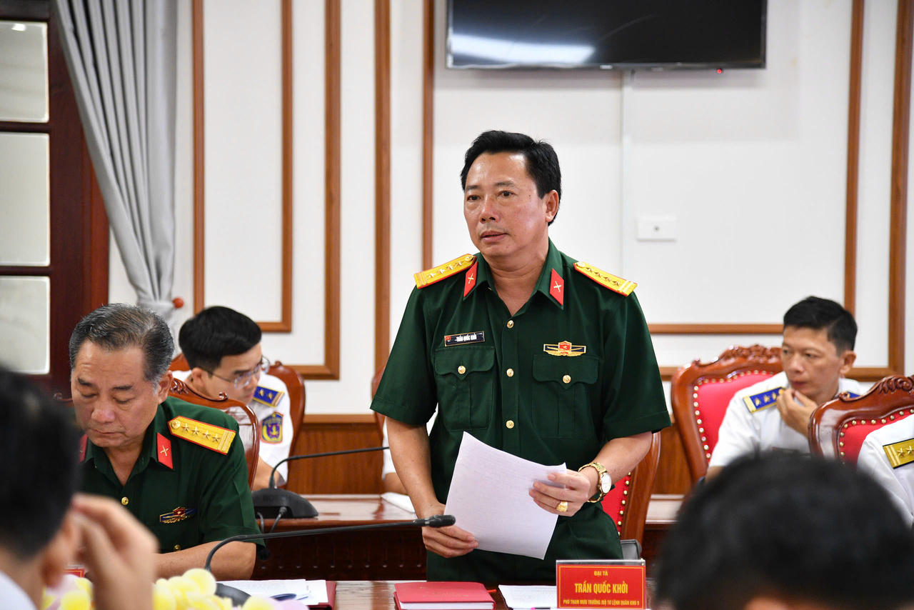 Đại tá Trần Quốc Khởi - Phó Tham mưu trưởng, Bộ Tư lệnh Quân khu 9 phát biểu tại Hội nghị