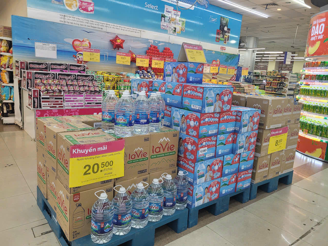 Co.opmart đảm bảo không gian mua sắm an toàn, hàng hóa đầy đủ, giá cả ổn định