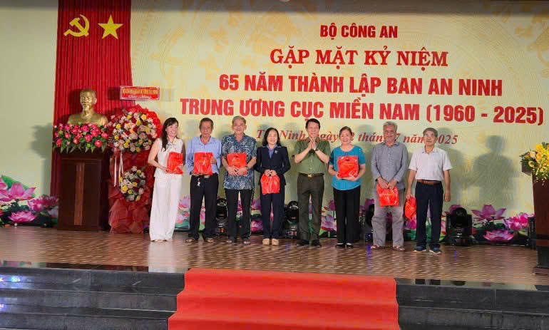 Bộ trưởng Lương Tam Quang tặng quà các gia đình chính sách.
