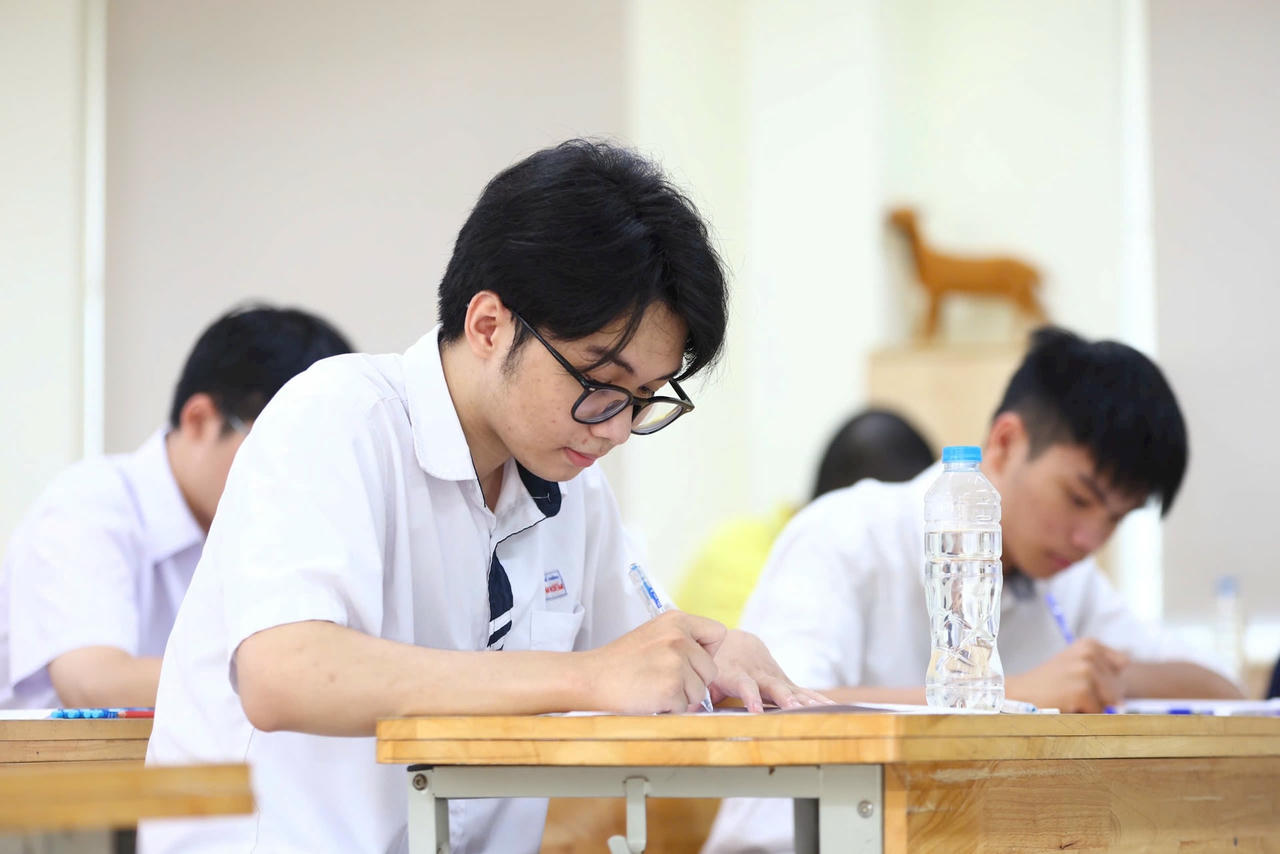 Bộ GD&ĐT công bố đối sánh phổ điểm một số tổ hợp điểm thi THPT năm 2025