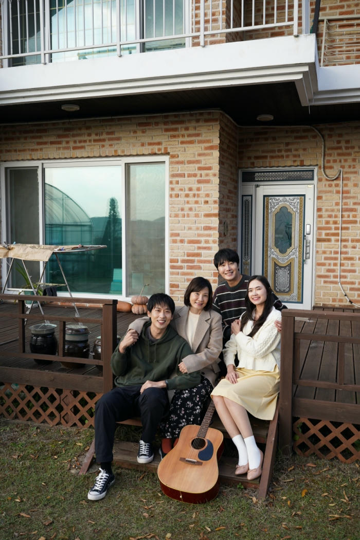 Phim “Mang mẹ đi bỏ” do đạo diễn Hàn Quốc “cầm trịch” cùng sự tham gia của diễn viên Việt - Hàn. Ảnh: CJ