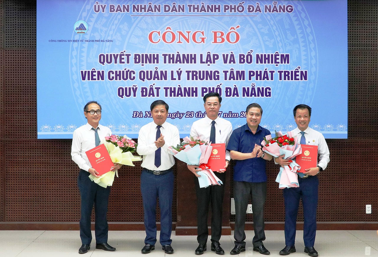 Lãnh đạo UBND TP Đà Nẵng trao quyết định thành lập và bổ nhiệm các chức danh chủ chốt của Trung tâm phát triển quỹ đất thành phố. 