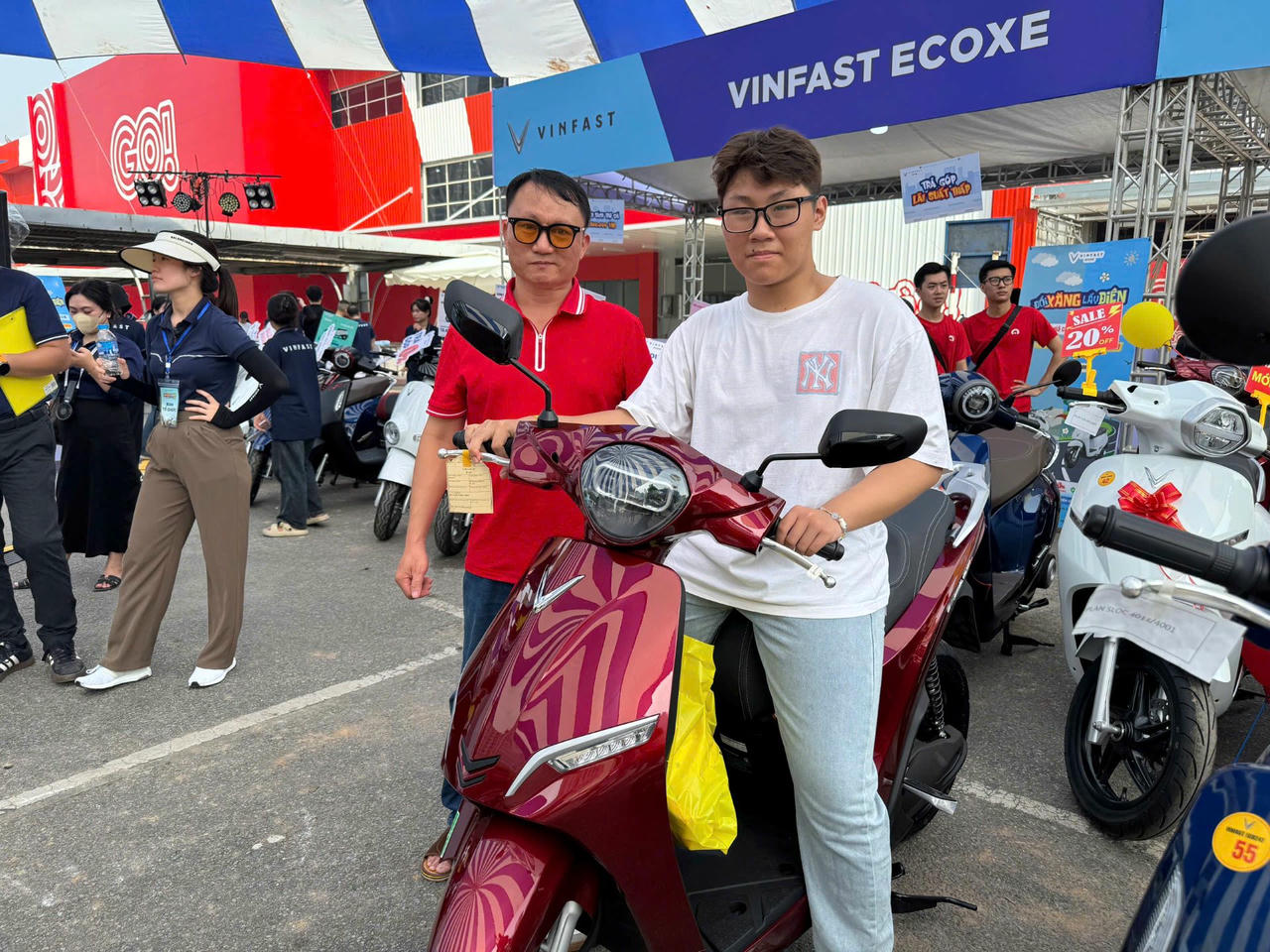 Ông Lê Việt Hùng (Hà Nội) lựa chọn xe điện cho con trai sử dụng khi vào đại học.  