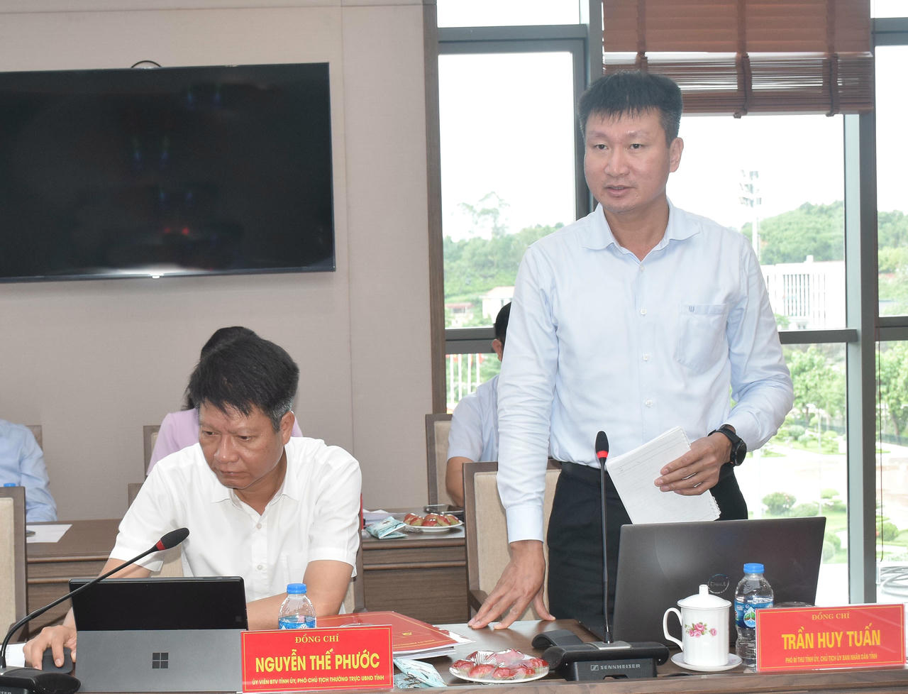 Các đại biểu đóng góp ý kiến tại cuộc họp.
