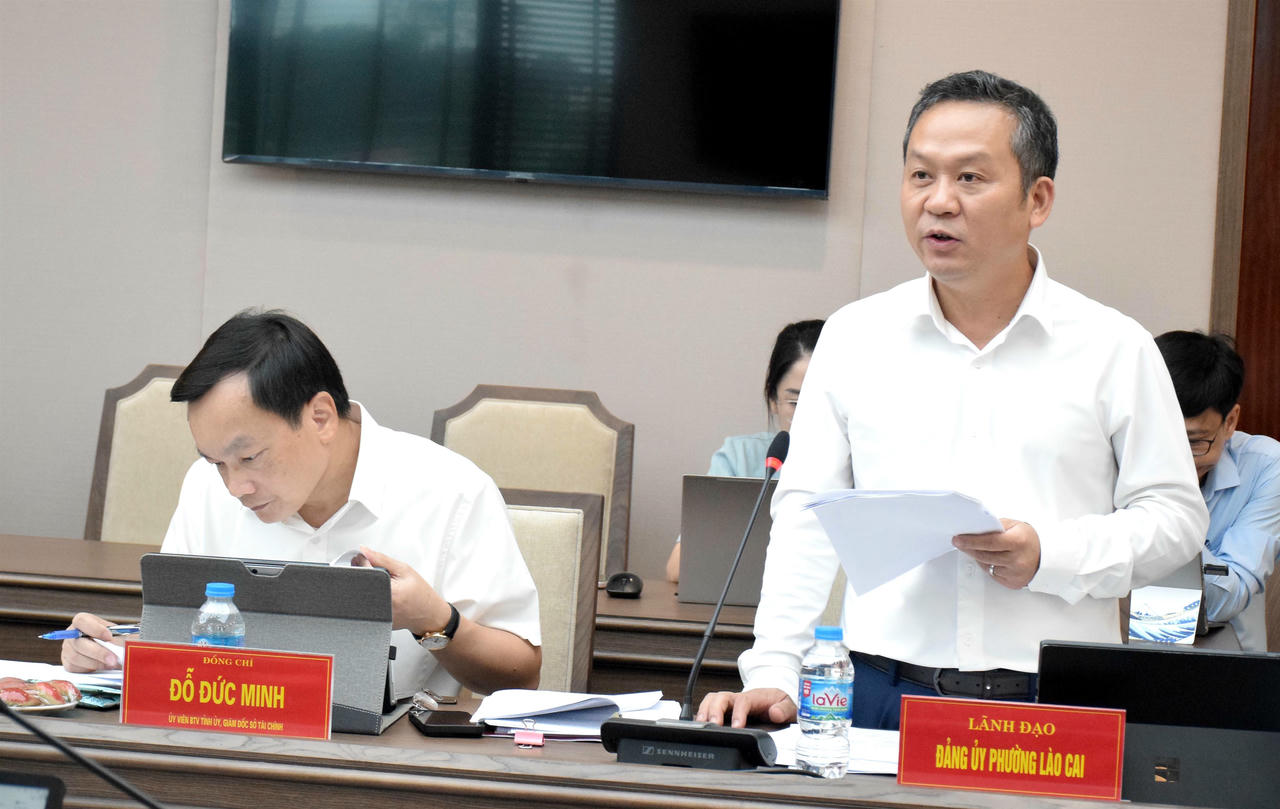 Ông Nguyễn Quốc Huy - Bí thư Đảng ủy phường Lào Cai báo cáo tóm tắt công tác chuẩn bị Đại hội.
