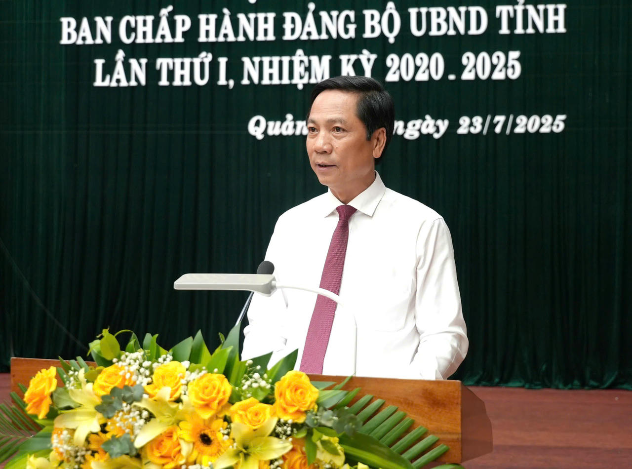 Phó Chủ tịch Thường trực UBND tỉnh Hoàng Nam phát biểu chúc mừng và giao nhiệm vụ.