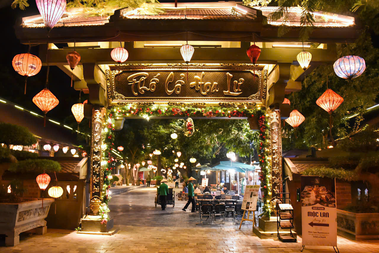 Phố cổ Hoa Lư điểm du lịch về đêm thu hút đông đảo du khách trong nước và quốc tế. (Ảnh ST)