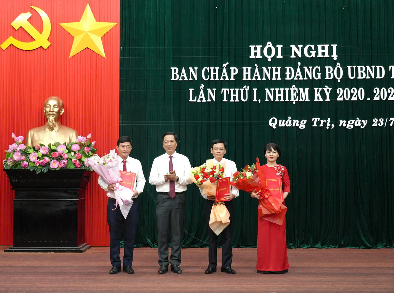 Trao các quyết định cho lãnh đạo Văn phòng Đảng ủy UBND tỉnh.