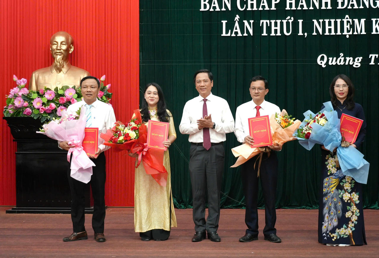 Phó Chủ tịch Thường trực UBND tỉnh Hoàng Nam trao các quyết định cho lãnh đạo Ban Tổ chức Đảng ủy UBND tỉnh.