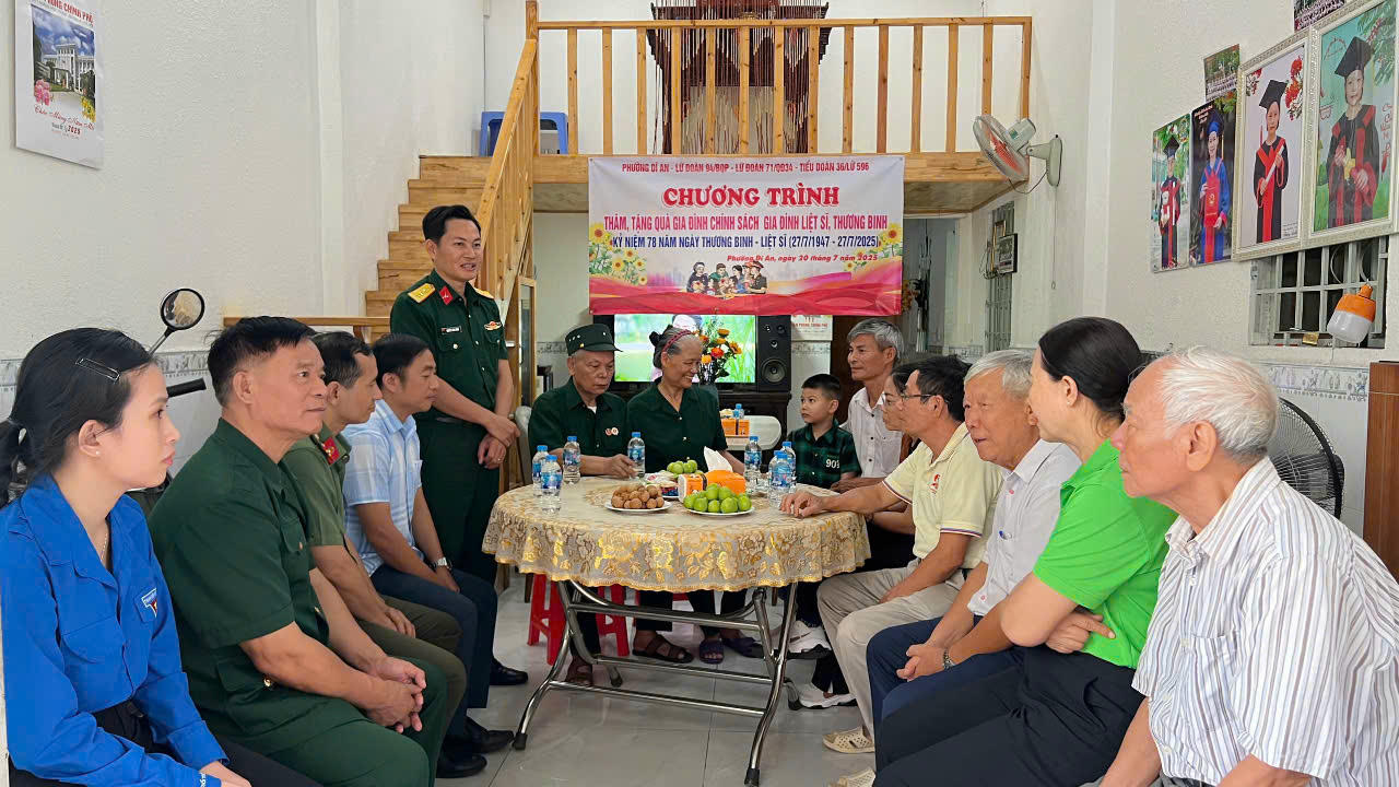 Lữ đoàn 71, Quân đoàn 34 phối hợp với địa phương, đơn vị bạn thăm, tặng quà gia đình người có công với cách mạng tại phường Dĩ An, TP HCM.