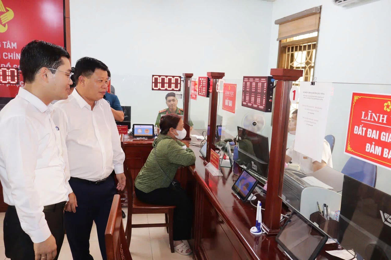 

















Trưởng Ban Quản lý KKT Hải Phòng Lê Trung Kiên kiểm tra hoạt động Trung tâm Phục vụ hành chính công phường Đồ Sơn.