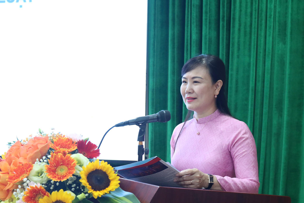 NGƯT.PGS.TS Nguyễn Minh Hằng, Phó Giám đốc Học viện Tư pháp phát biểu khai mạc.