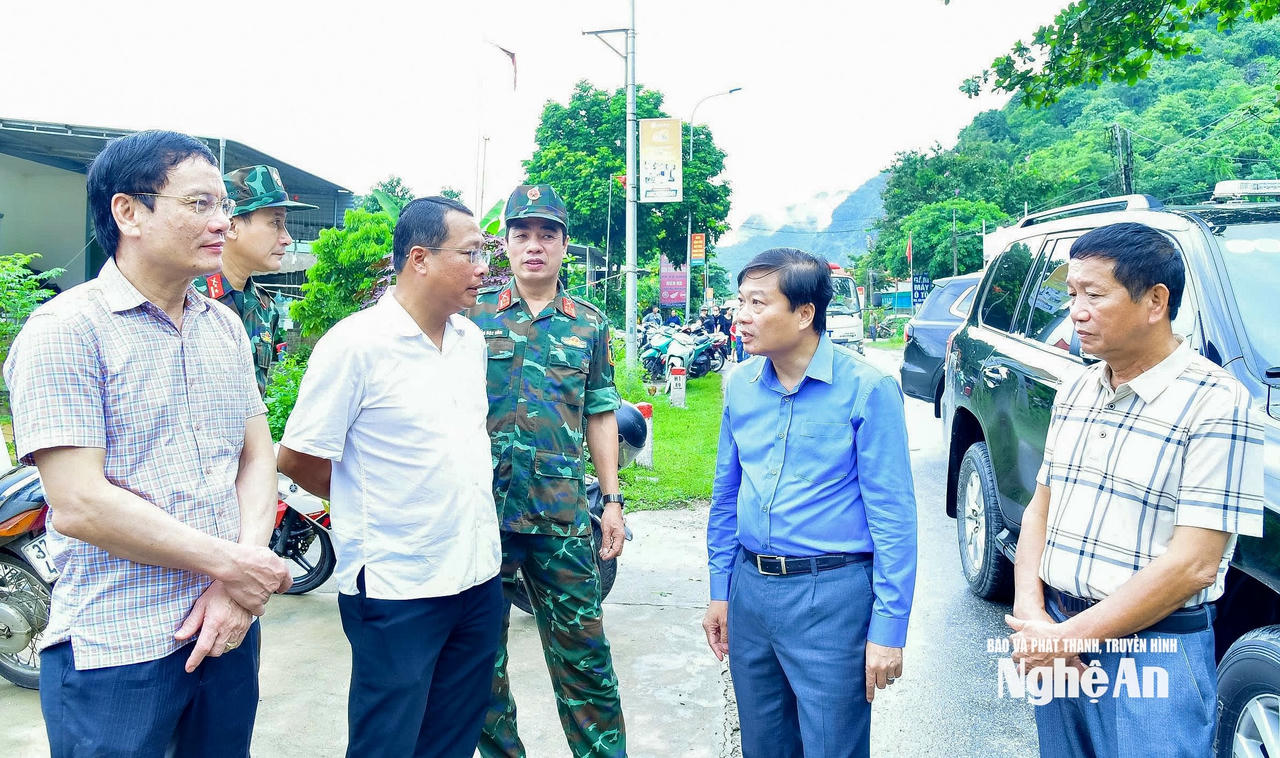 Chủ tịch UBND tỉnh Lê Hồng Vinh kiểm tra tại các điểm bị ảnh hưởng mưa lũ (ảnh Báo Nghệ An)