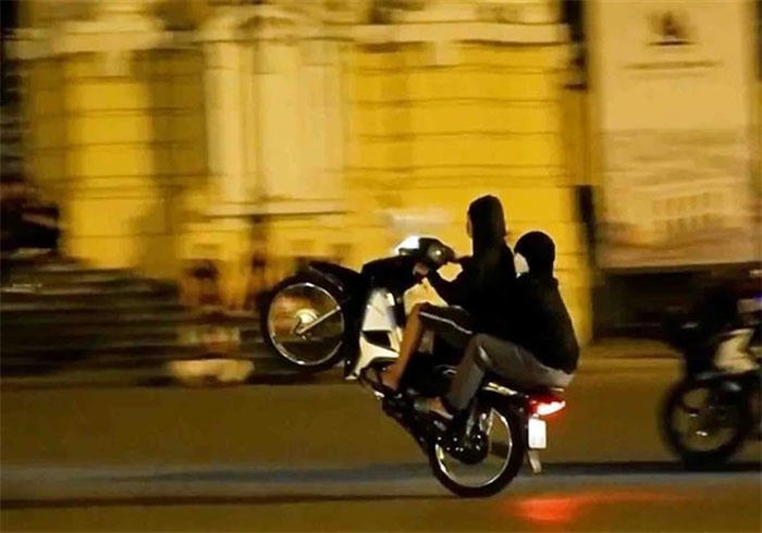 Nhóm thanh niên, lạng lách, đánh võng, chém người đi đường lĩnh án