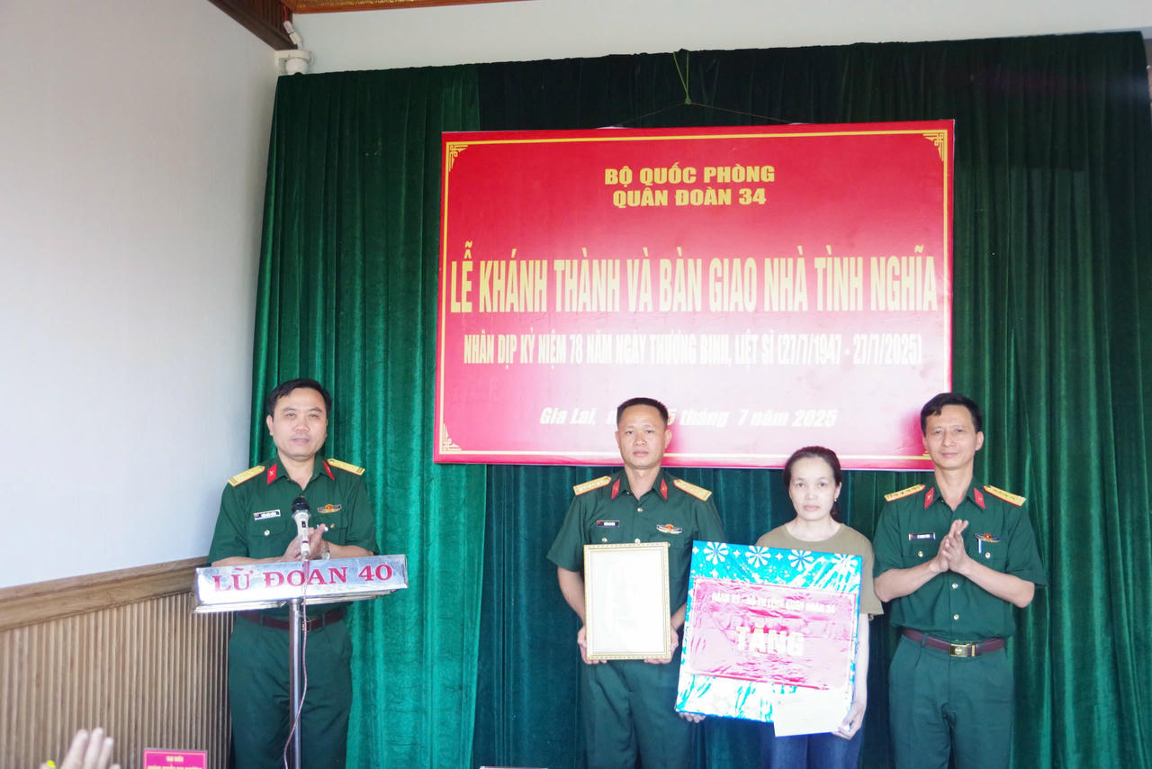 Dịp này, Quân đoàn 34 tổ chức khánh thành và bàn giao 3 căn “Nhà tình nghĩa” cho gia đình quân nhân có hoàn cảnh khó khăn của đơn vị.