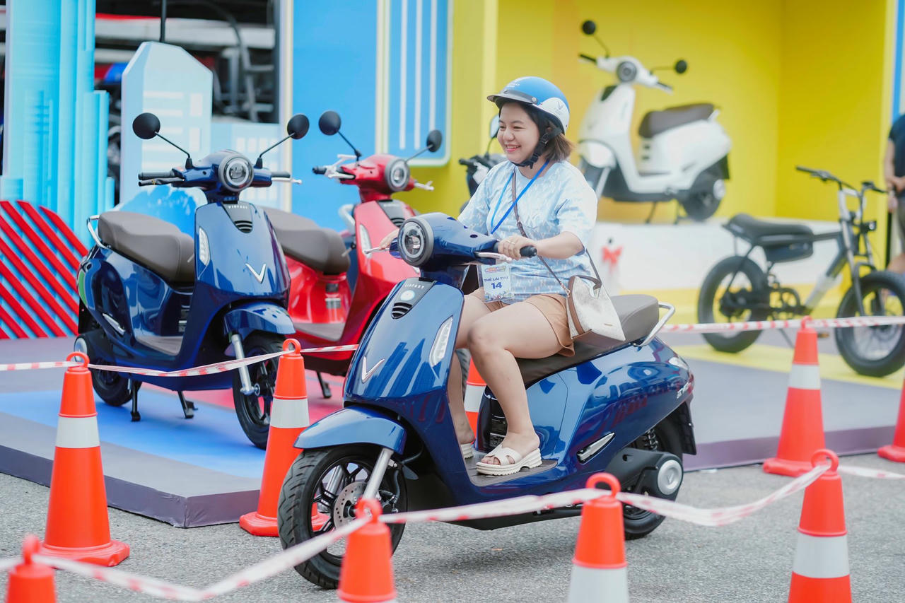 Một khách hàng lái thử dòng Evo Neo.  