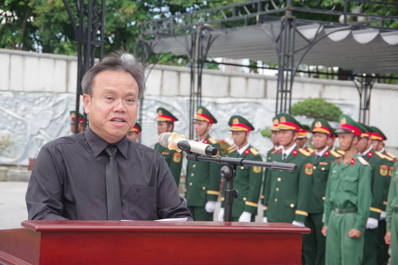Ông Lê Đức Tiến đọc điếu văn tại buổi lễ. 