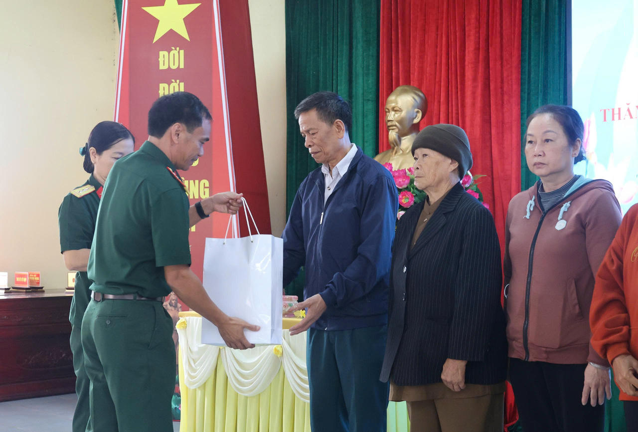 Đoàn công tác của Quân đoàn 34 thăm, tặng quà gia đình người có công với cách mạng, thân nhân liệt sĩ tại phường An Phú, Gia Lai.
