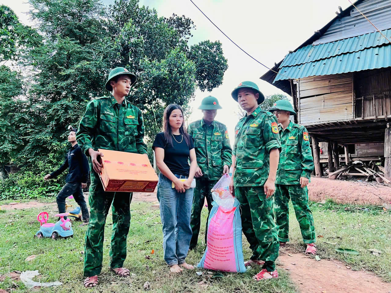 Đồn biên phòng Ba Tầng hỗ trợ khẩn cấp và động viên, thăm hỏi gia đình anh Roi vượt qua hoạn nạn.