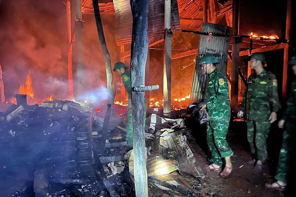 Biên phòng Quảng Trị cứu hỏa trong đêm, giúp người dân vượt hoạn nạn